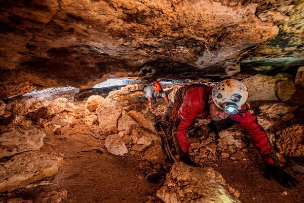 La antigua canoa fue encontrada durante la construcción de la nueva línea turística del Tren Maya, que recorrerá la selva y las antiguas ciudades mayas. La embarcación fue encontrada en un cenote, una cuenca de agua dulce formada por el colapso de la bóveda de una cueva de piedra caliza. La canoa yacía en el fondo, completamente sumergida en el agua, y al mismo tiempo estaba perfectamente conservada. En la foto: los arqueólogos inspeccionan la cueva en la que se encontró la canoa antigua. - Sputnik Mundo