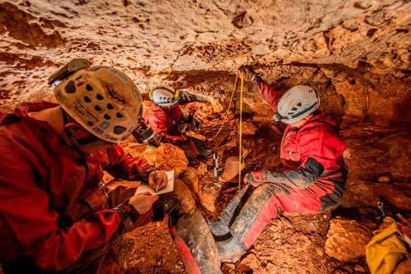 Los antiguos indios llamaban a los cenotes &quot;las puertas del reino de los muertos&quot;, y sus aguas eran consideradas sagradas. Una gran cantidad de estos embalses se encuentran en la península cerca de las ruinas de la ciudad de Chichén Itzá. En la foto: los arqueólogos inspeccionan la cueva en la que se encontró una antigua canoa. - Sputnik Mundo