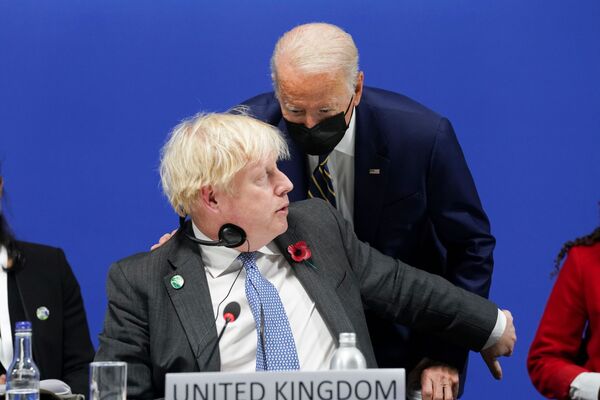 El primer ministro británico, Boris Johnson, y el presidente estadounidense, Joe Biden, durante su participación en la conferencia COP26 de Glasgow. - Sputnik Mundo