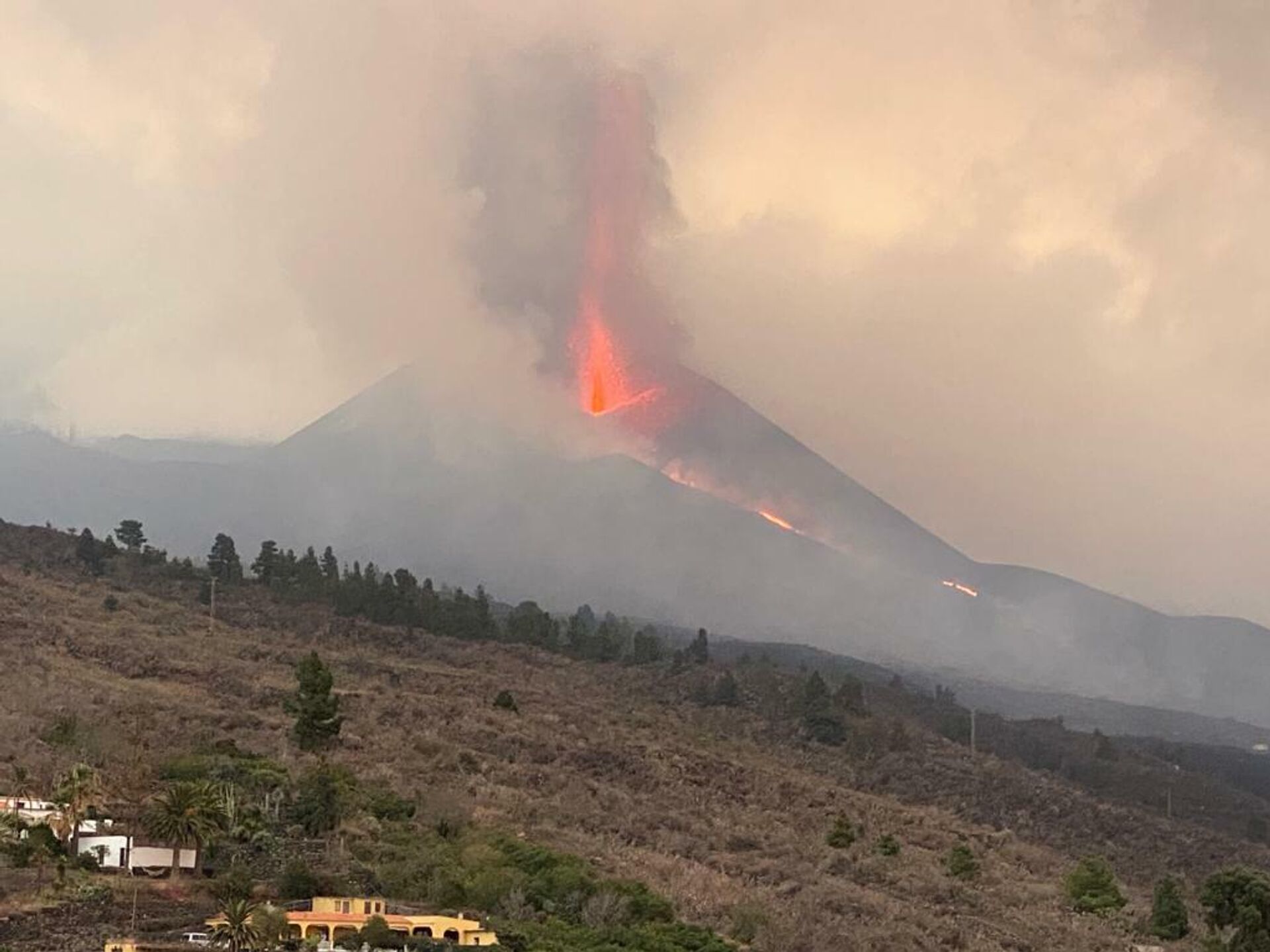 Vista del volcán Cumbre Vieja de la isla española de La Palma en erupción - Sputnik Mundo, 1920, 02.11.2021