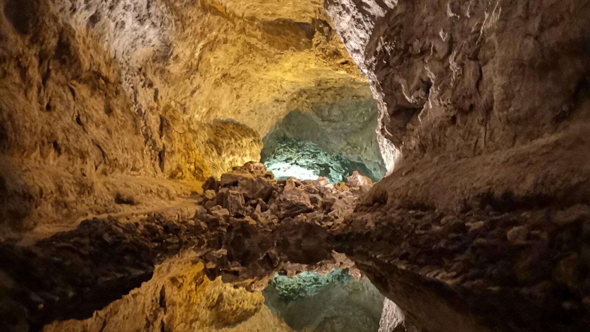 Interior de tubos de lava en la Tierra Interior de tubos de lava en la Tierra - Sputnik Mundo, 1920, 03.11.2021