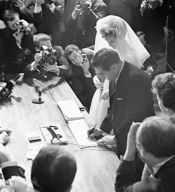 Sin embargo, las personas cercanas a Tereshkova aseguraban de que era imposible obligarla a casarse en contra de su voluntad. Es más, el romance entre los cosmonautas ya lo había notado Gagarin meses antes, durante una ceremonia de celebración de los vuelos Vostok-5 y Vostok-6. Sin embargo, las personas cercanas a Tereshkova aseguraban de que era imposible obligarla a casarse en contra de su voluntad. Es más, el romance entre los cosmonautas ya lo había notado Gagarin meses antes, durante una ceremonia de celebración de los vuelos Vostok-5 y Vostok-6. - Sputnik Mundo