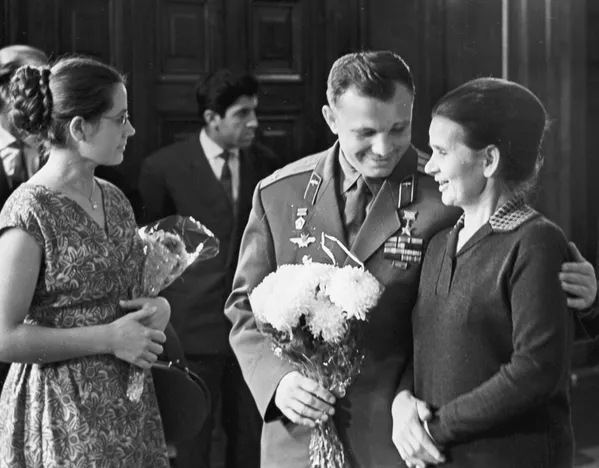 Otra figura destacada presente en la boda fue el primer cosmonauta de la historia, Yuri Gagarin, amigo personal de la pareja.En la foto: Yuri Gagarin (centro) y su esposa Valentina Gagarina (izquierda) le hablan a Elena Fedorovna Tereshkova (derecha), la madre de la primera mujer-cosmonauta. Otra figura destacada presente en la boda fue el primer cosmonauta de la historia, Yuri Gagarin, amigo personal de la pareja.En la foto: Yuri Gagarin (centro) y su esposa Valentina Gagarina (izquierda) le hablan a Elena Fedorovna Tereshkova (derecha), la madre de la primera mujer-cosmonauta. - Sputnik Mundo