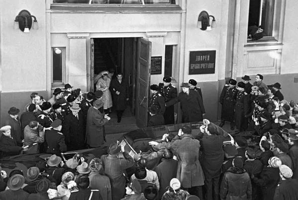 Pese a la importancia histórica de su boda, Tereshkova y Nikolaev, quienes se conocieron debido a su profesión, siempre mantuvieron un alto nivel de discreción en cuanto a su relación. Pese a la importancia histórica de su boda, Tereshkova y Nikolaev, quienes se conocieron debido a su profesión, siempre mantuvieron un alto nivel de discreción en cuanto a su relación. - Sputnik Mundo