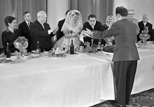 Una de las teorías más populares decía que la familia Tereshkova-Nikolaev fue creada por orden del liderazgo soviético. Se rumoreaba que el propio Jrushchov (en la foto a la izquierda de Valentina Tereshkova) ordenó que se formara la pareja de cosmonautas. - Sputnik Mundo