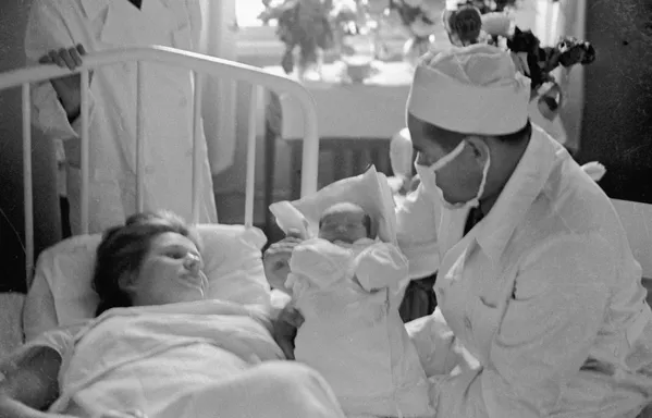 El 8 de junio de 1964, Tereshkova y Nikolaev dieron las bienvenidas a su hija, Elena, quien nació completamente saludable. El 8 de junio de 1964, Tereshkova y Nikolaev dieron las bienvenidas a su hija, Elena, quien nació completamente saludable. - Sputnik Mundo