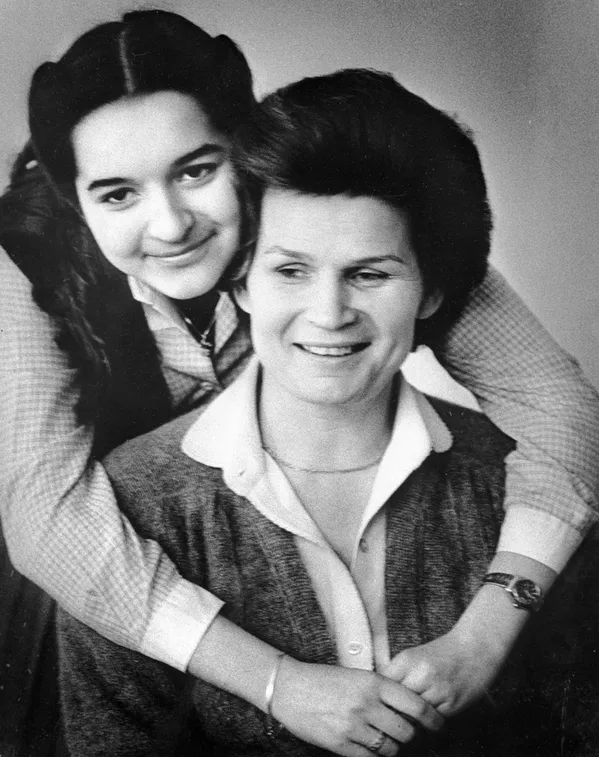 Elena fue laúnica hija de la pareja. Cuando cumplió 18 años, Tereshkova y Nikolaev anunciaron su divorcio. Elena fue laúnica hija de la pareja. Cuando cumplió 18 años, Tereshkova y Nikolaev anunciaron su divorcio. - Sputnik Mundo