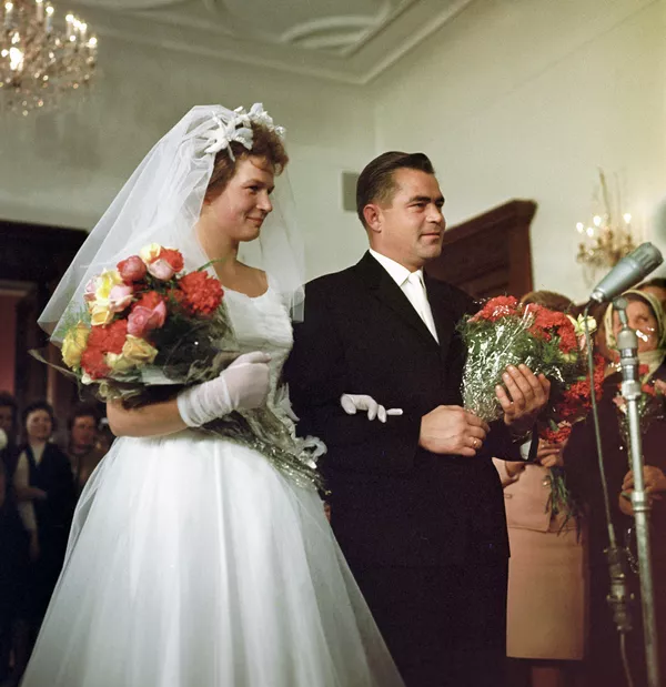La primera unión matrimonial de dos personas que habían estado en el espacio se celebró en el palacio de bodas Griboyedov de Moscú. Hasta el día de hoy, las fotografías de la boda de los cosmonautas cuelgan en las paredes del lugar. La primera unión matrimonial de dos personas que habían estado en el espacio se celebró en el palacio de bodas Griboyedov de Moscú. Hasta el día de hoy, las fotografías de la boda de los cosmonautas cuelgan en las paredes del lugar. - Sputnik Mundo