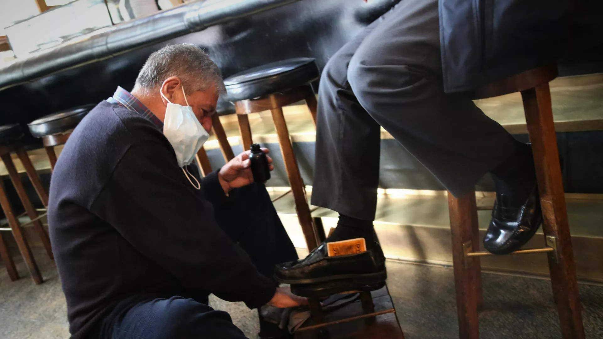 Domingo Montañés, limpiabotas en el bar Richelieu de Madrid