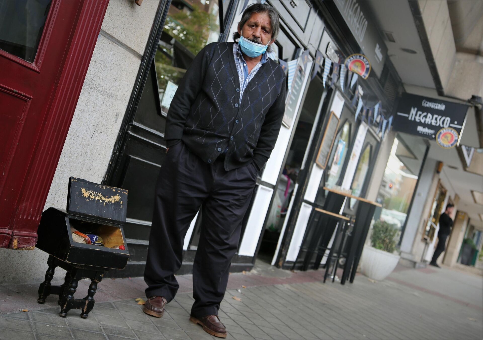 Diego, limpiabotas, en un descanso frente al bar Negresco de Madrid - Sputnik Mundo, 1920, 05.11.2021