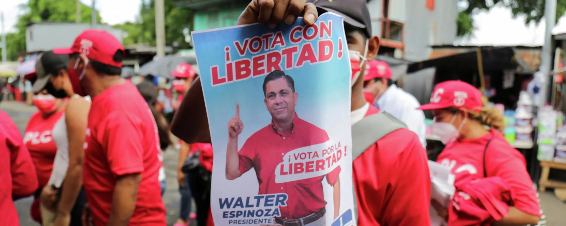 Un chico con la imagen de Walter Espinoza, candidato del Partido Liberal Constitucionalista (PLC) en las Elecciones generales de Nicaragua Un chico con la imagen de Walter Espinoza, candidato del Partido Liberal Constitucionalista (PLC) en las Elecciones generales de Nicaragua - Sputnik Mundo, 1920, 05.11.2021