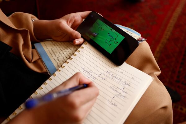 Sahar logró terminar sus 11 años de estudios antes de que los talibanes llegasen al poder. Hoy día, continúa recibiendo clases a través de YouTube y sueña con ser ingeniera. - Sputnik Mundo