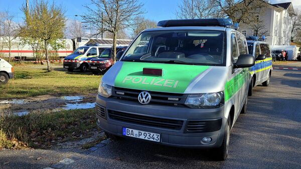 Los coches de Policía, después de que varias personas murieran apuñaladas en un tren que viajaba entre Regensburg y Nuremberg en el sur de Alemania, en Seubersdorf, el 6 de noviembre de 2021 - Sputnik Mundo