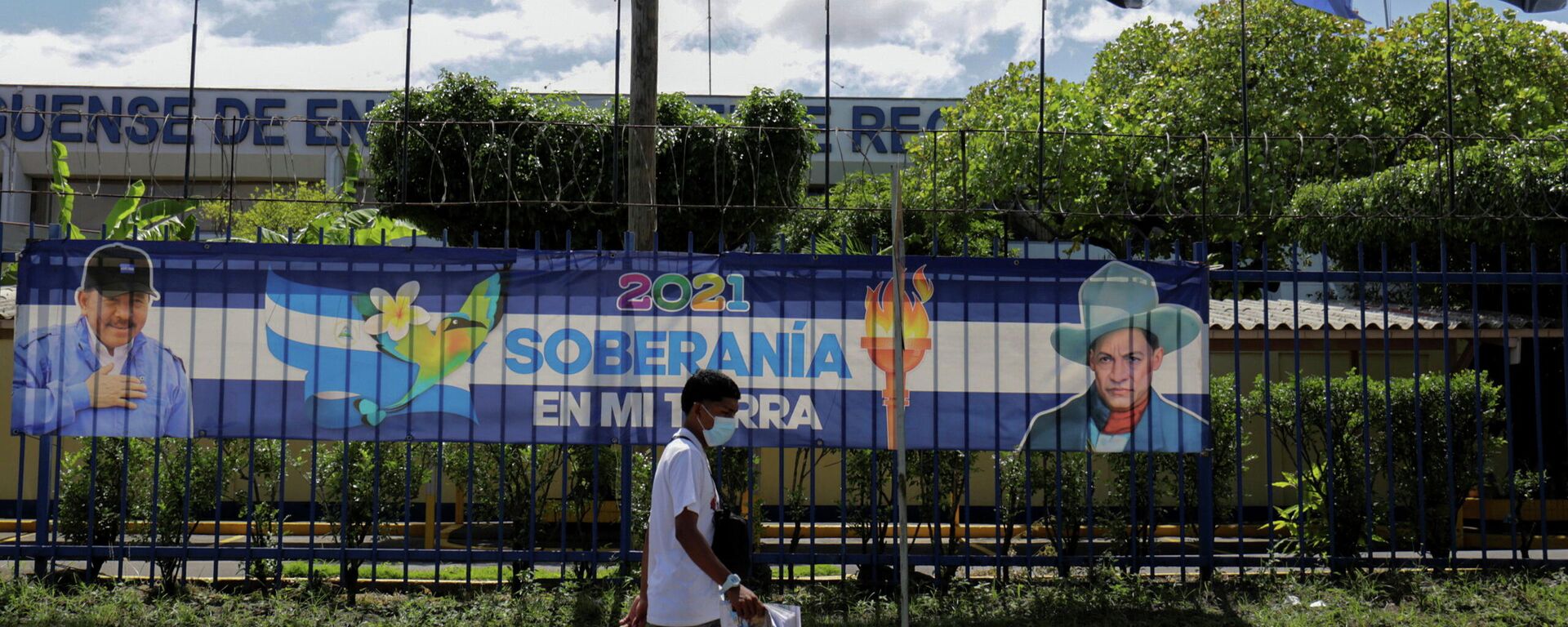 Un cartel con el actual presidente y candidato Daniel Ortega junto a Augusto Sandino - Sputnik Mundo, 1920, 06.11.2021