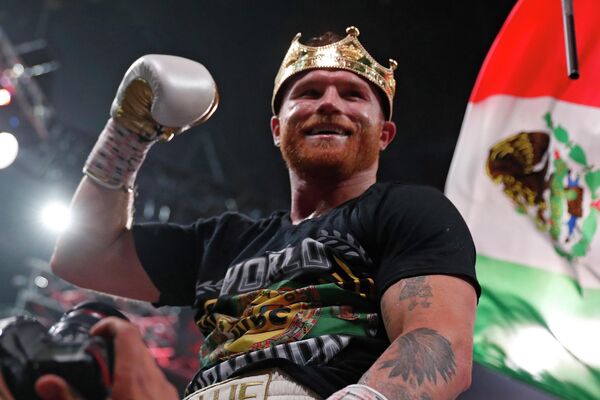 El 6 de noviembre, el boxeador mexicano Saúl Canelo Álvarez se convirtió en el primer campeón indiscutible de la categoría de pesos supermedianos tras su victoria sobre Caleb Plant. El célebre boxeador hizo historia al conseguir los cuatro cinturones de peso supermediano. También se convirtió en el primer campeón mexicano y latinoamericano indiscutido de la historia en cualquier categoría. - Sputnik Mundo