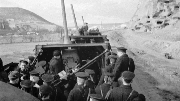 Unos marineros se desplazan a bordo del tren blindado Zhelezniakov. - Sputnik Mundo
