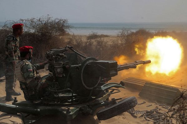 Poco antes, el 3 de noviembre, los medios iraníes informaron sobre un intento de secuestrar un petrolero iraní por parte de buques de guerra de la Quinta Flota de EEUU, con la ayuda de varios helicópteros y barcos de guerra. El mismo día se publicó un video que muestra cómo las fuerzas de la Guardia Revolucionaria Islámica frustraron el intento. Sin embargo, Washington ha negado la versión iraní de los hechos.En la foto: militares iraníes durante ejercicios en la costa del golfo de Omán. - Sputnik Mundo