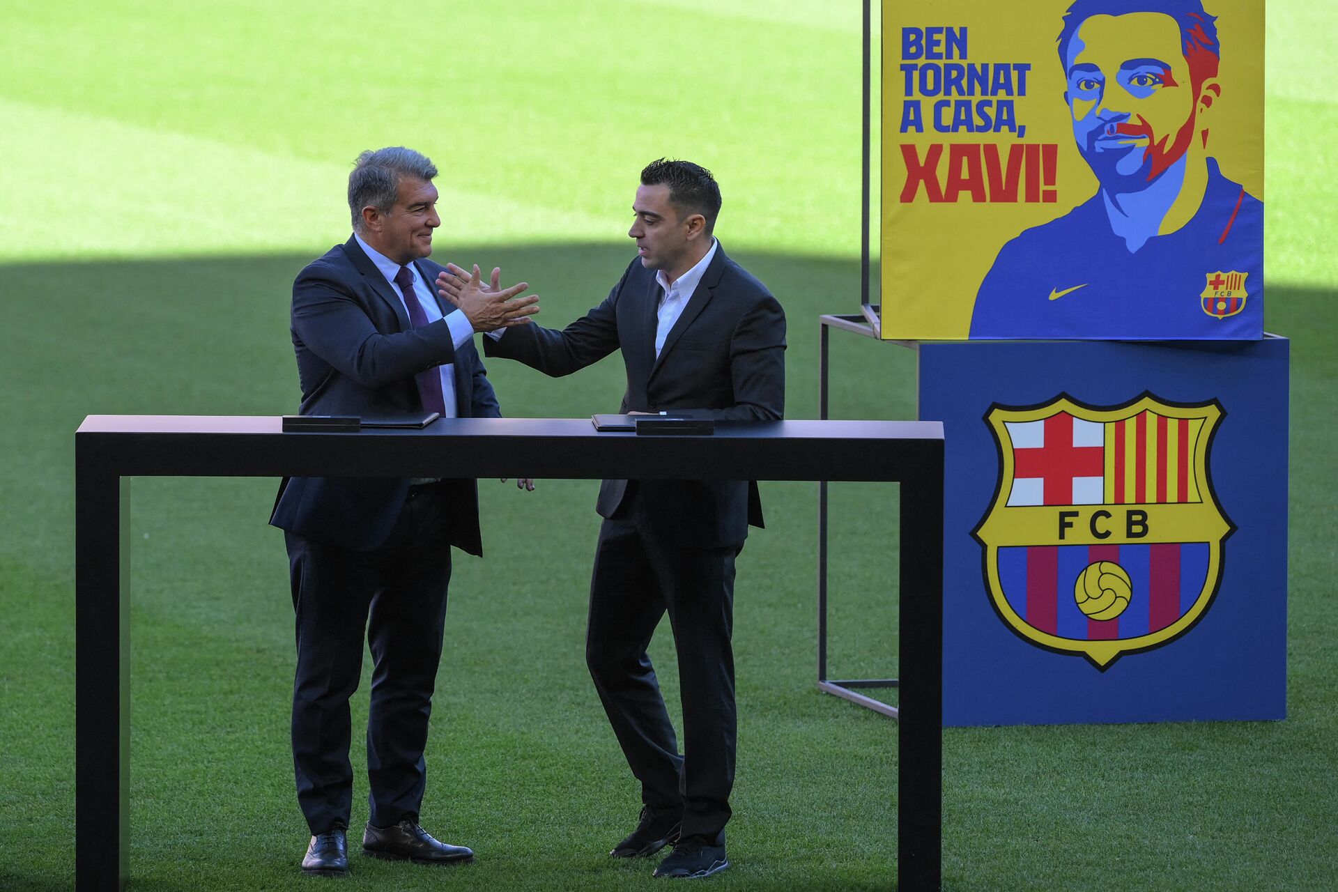 Firma del contrato entre Xavi Hernández y el presidente del Barcelona, Joan Laporta - Sputnik Mundo, 1920, 08.11.2021