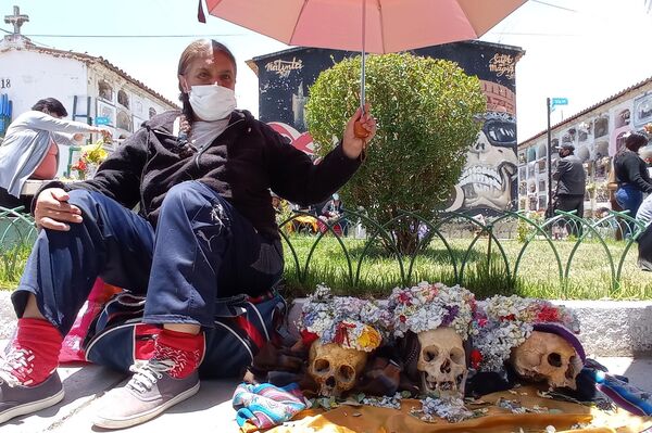 Irene Jaldín con sus ñatitas - Sputnik Mundo