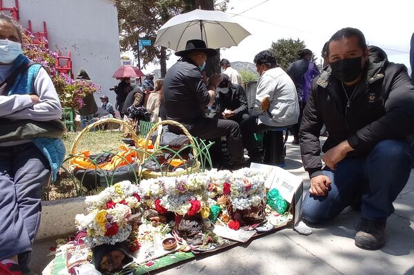 Irene Jaldín y Pablo Villamil en el Día de las Ñatitas - Sputnik Mundo