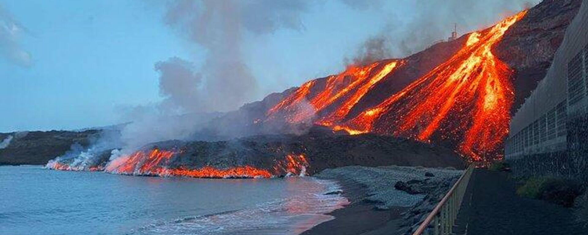 Lava en la playa de los Guirres (La Palma) - Sputnik Mundo, 1920, 10.11.2021