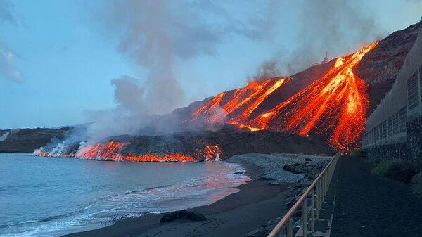 Lava en la playa de los Guirres (La Palma) - Sputnik Mundo