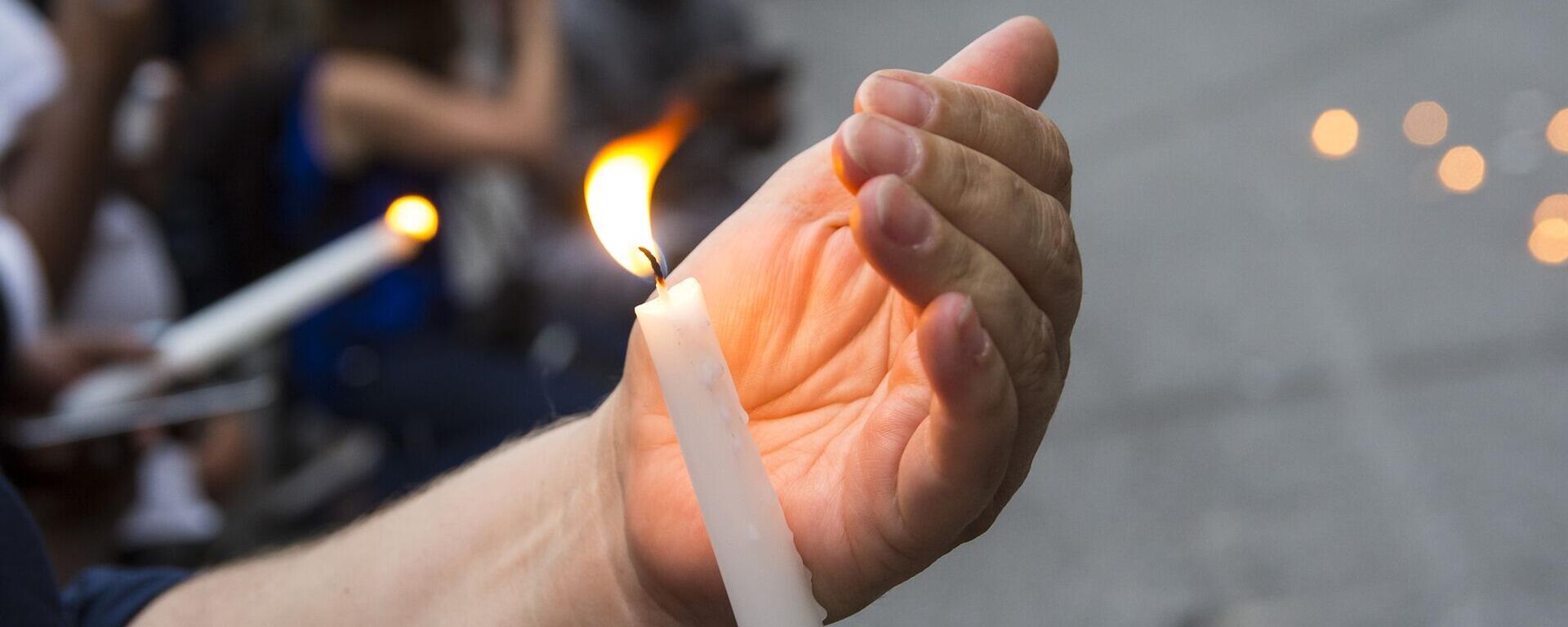 Una persona con una vela encendida - Sputnik Mundo, 1920, 10.11.2021