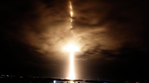 Una nave Dragon con cuatro astronautas emprende el viaje a la EEI - Sputnik Mundo