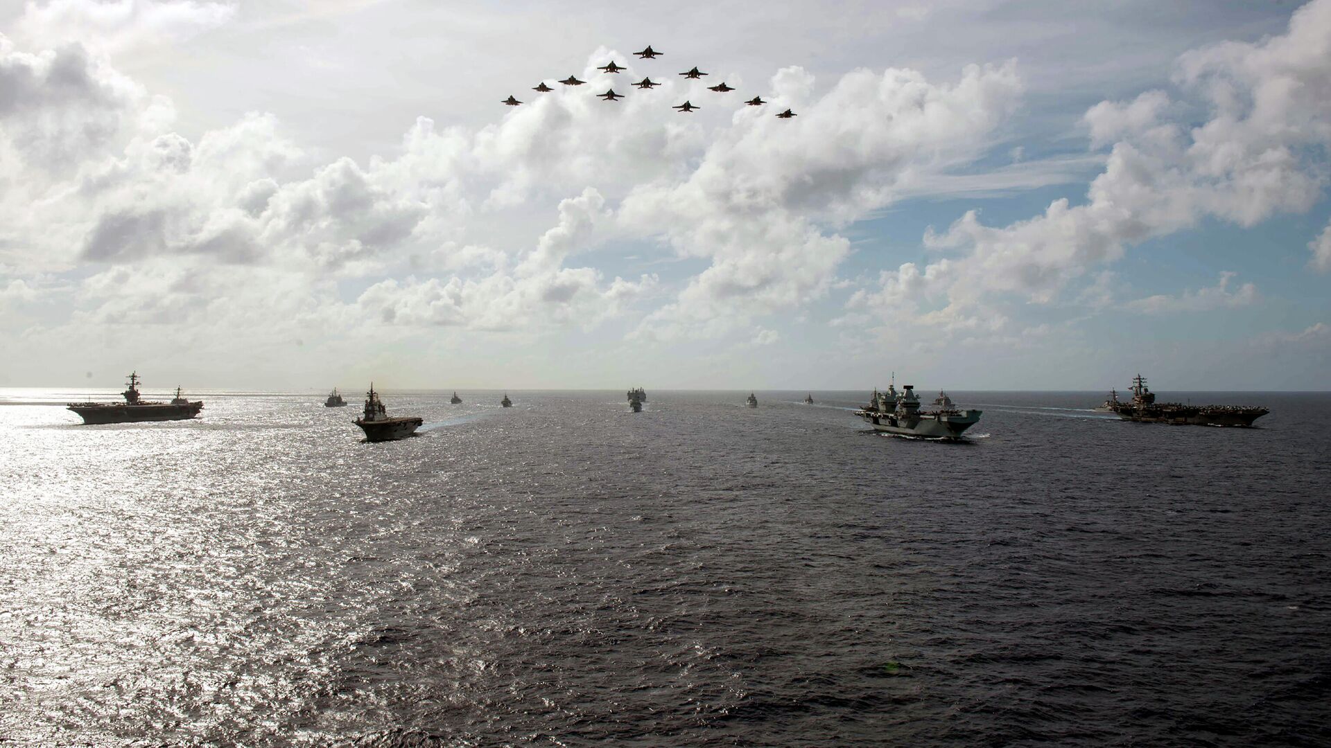 Foto publicada por el Comando Indo-Pacífico de EE. UU. Operación conjunta Reino Unido, Estados Unidos y Japón en el Mar de Filipinas. Octubre 2021 Foto publicada por el Comando Indo-Pacífico de EE. UU. Operación conjunta Reino Unido, Estados Unidos y Japón en el Mar de Filipinas. Octubre 2021 - Sputnik Mundo, 1920, 11.11.2021