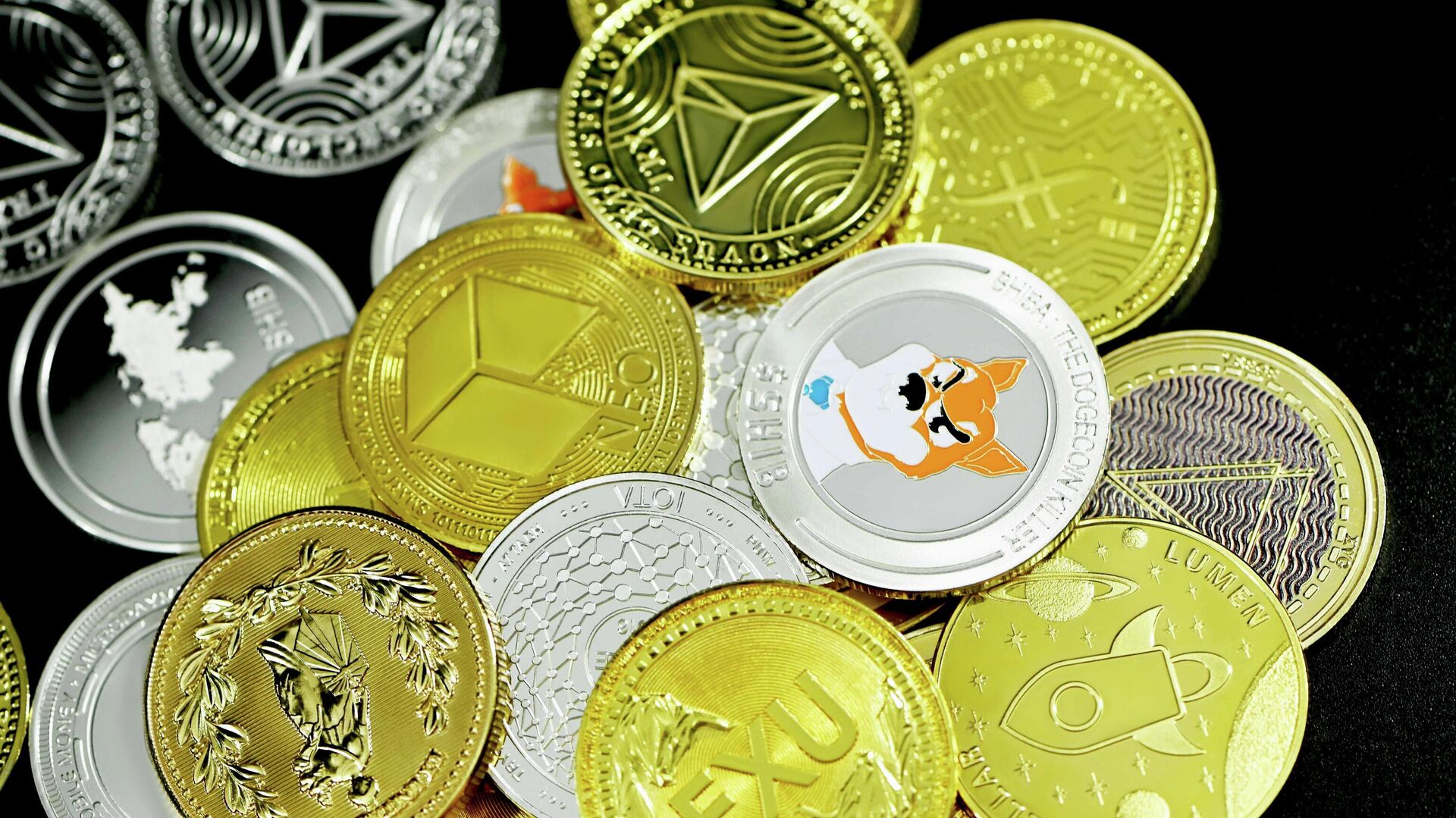 Monedas que representan diferentes tipos de criptomonedas - Sputnik Mundo, 1920, 11.11.2021