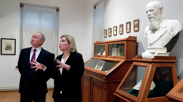 Putin visita el apartamento museo de Dostoievski con motivo del aniversario del escritor - Sputnik Mundo