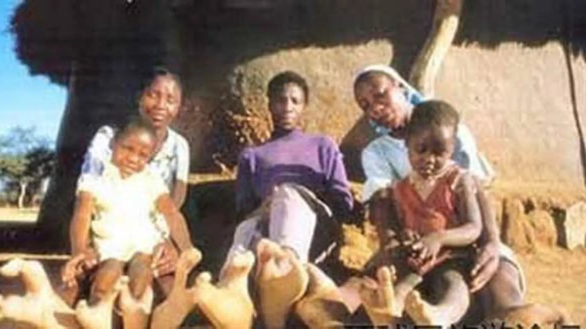 Familia con ectrodactilia, perteneciente a la tribu de los vadoma. Familia con ectrodactilia, perteneciente a la tribu de los vadoma. - Sputnik Mundo, 1920, 11.11.2021