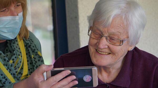 Abuela con un telefono - Sputnik Mundo