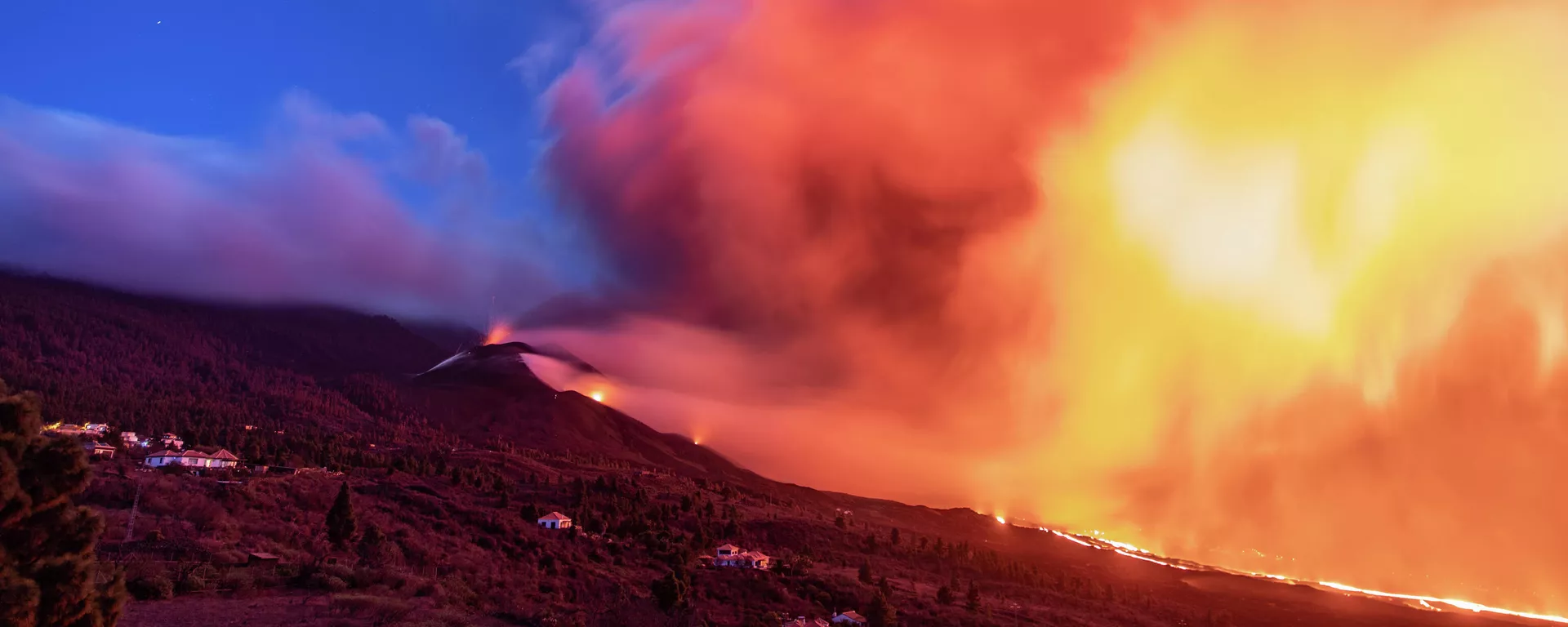 Nube de ceniza y lava que salen del volcán de Cumbre Vieja, a 12 de noviembre de 2021, en Tacande de Abajo, Santa Cruz de Tenerife, Canarias (España) Nube de ceniza y lava que salen del volcán de Cumbre Vieja, a 12 de noviembre de 2021, en Tacande de Abajo, Santa Cruz de Tenerife, Canarias (España) - Sputnik Mundo, 1920, 13.11.2021