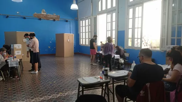 Argentinos acuden a las urnas para elegir a diputados y senadores - Sputnik Mundo