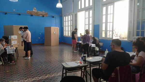 Argentinos acuden a las urnas para elegir a diputados y senadores - Sputnik Mundo