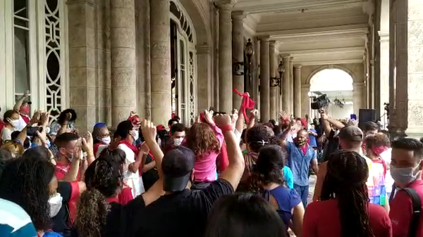 Jóvenes cubanos expresan apoyo a la Revolución cubana en sentada donde participó presidente Miguel Diaz-Canel - Sputnik Mundo