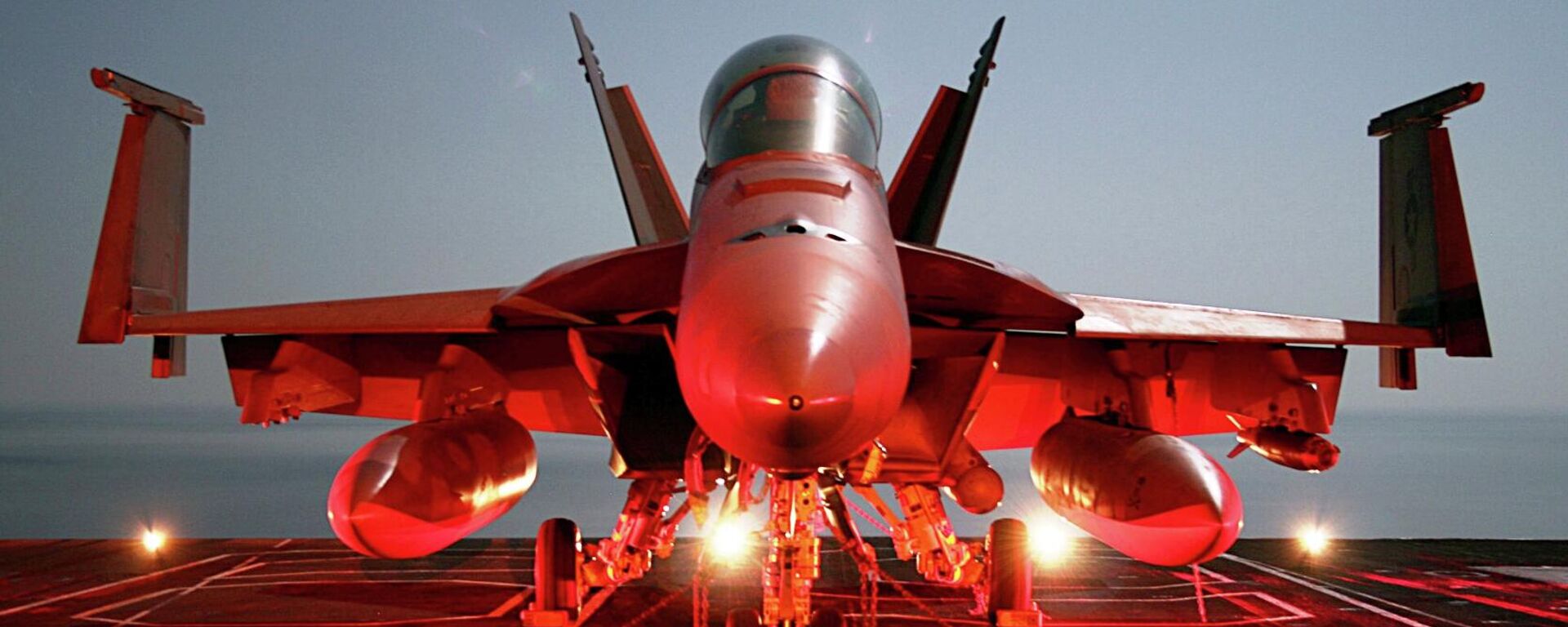 Un caza F/A-18F estacionado a bordo del portaviones Dwight D. Eisenhower - Sputnik Mundo, 1920, 15.11.2021