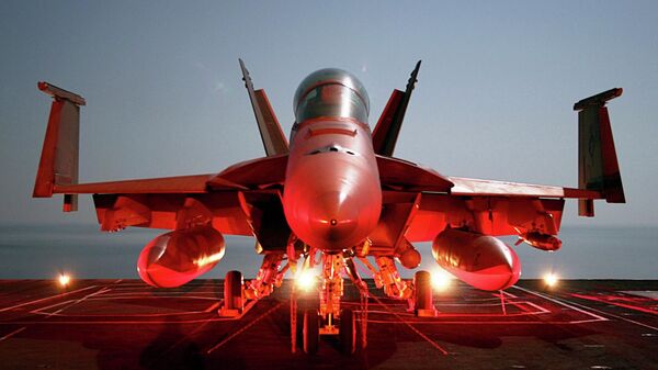 Un caza F/A-18F estacionado a bordo del portaviones Dwight D. Eisenhower - Sputnik Mundo