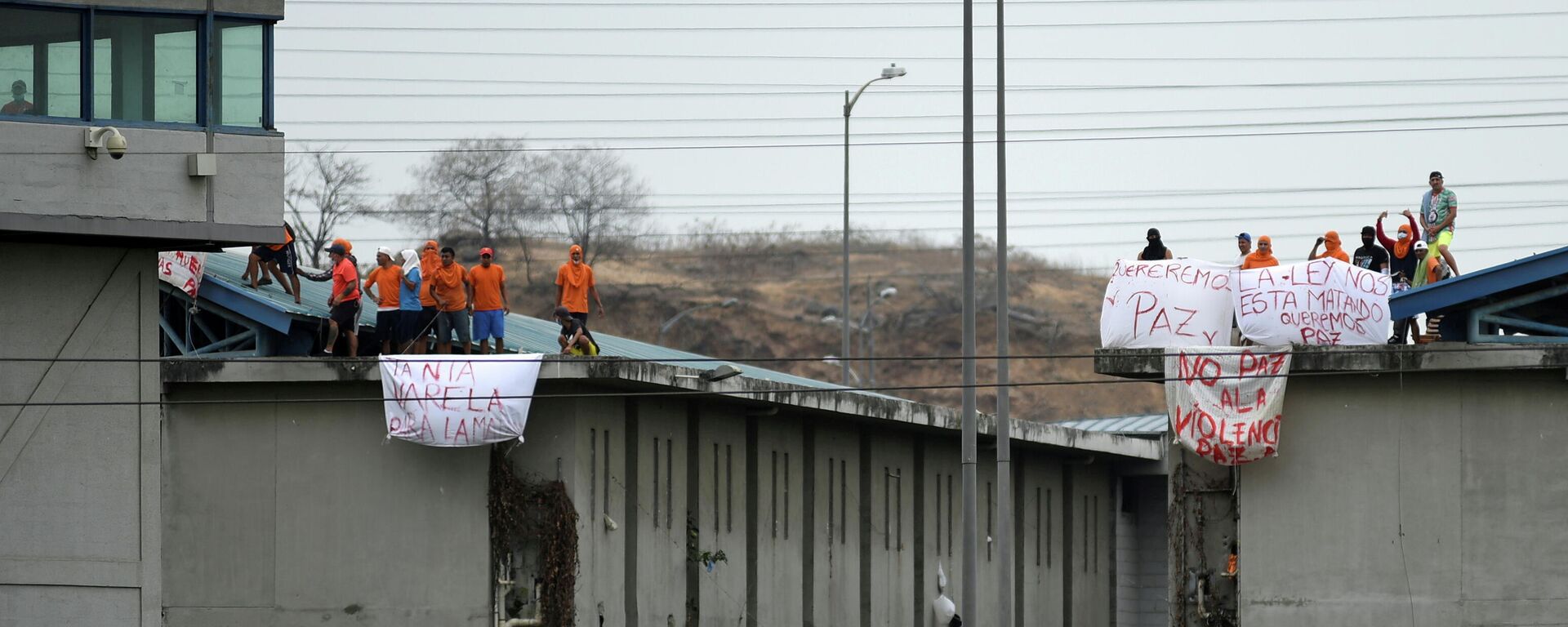 Presos de una cárcel regional sostienen pancartas tras los disturbios en la Penitenciaría del Litoral en la ciudad de Guayaquil, Ecuador  - Sputnik Mundo, 1920, 15.11.2021