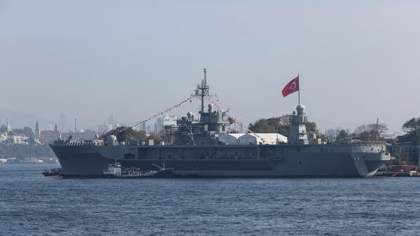 El USS Mount Whitney (LCC-20), buque insignia de la Sexta Flota de la Marina de EEUU, atracado en el muelle de Sarayburnu en Estambul, Turquía, el 3 de noviembre de 2021 - Sputnik Mundo