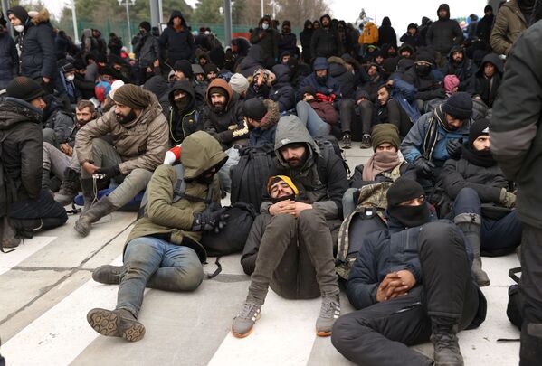 La crisis migratoria en la frontera entre Bielorrusia y la UE, que comenzó en mayo, se agravó el 8 de noviembre. Decenas de miles de migrantes se acercaron a la frontera entre Polonia y Bielorrusia. Según el Gabinete de Ministros polaco, el número total de refugiados dispuestos a trasladarse a la UE desde el territorio de Bielorrusia alcanza ya los 10.000. - Sputnik Mundo