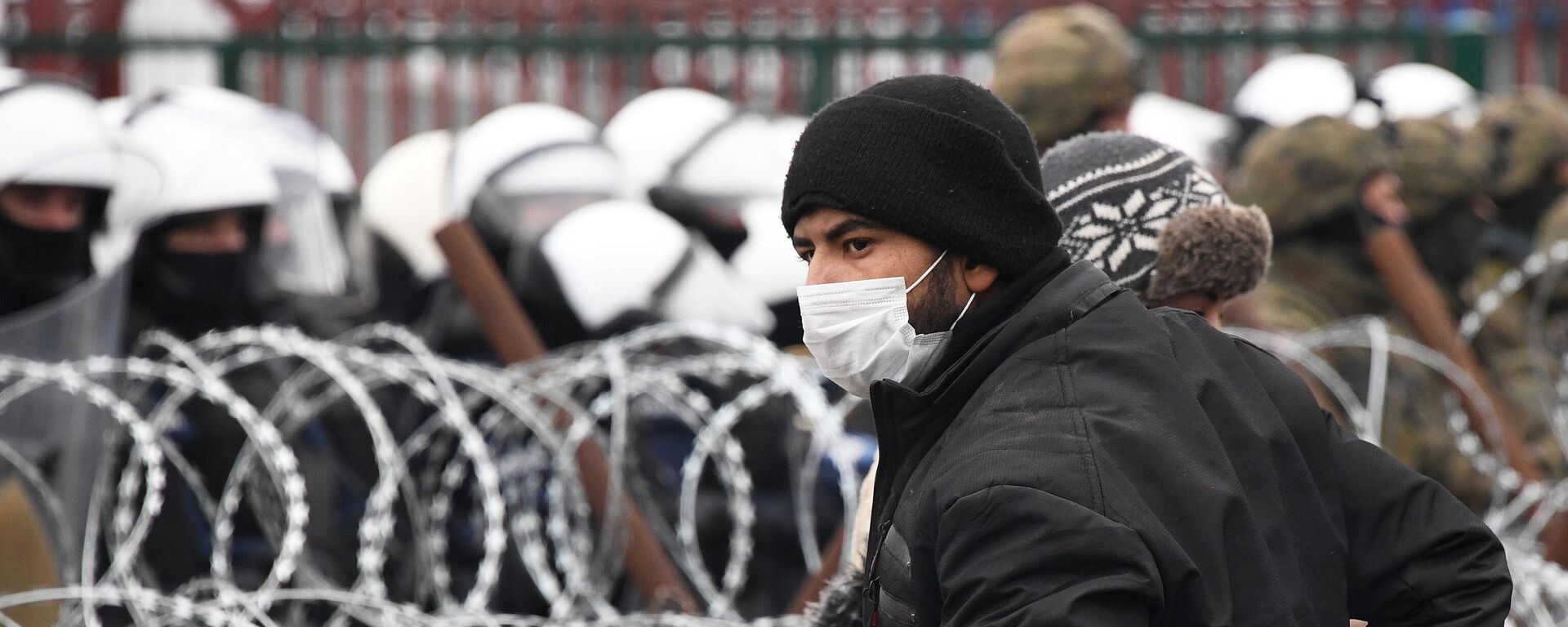 Migrante en la frontera entre Polonia y Bielorrusia, noviembre del 2021  - Sputnik Mundo, 1920, 15.11.2021