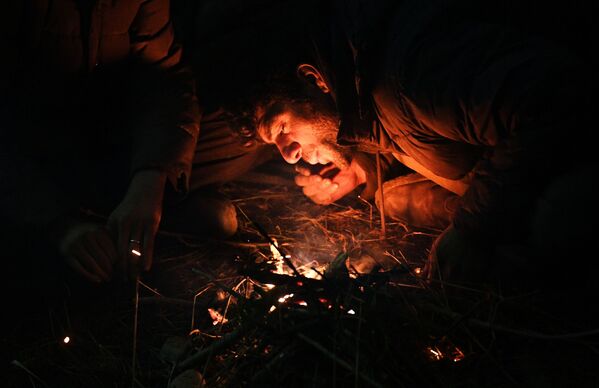 Los migrantes de Irak, Siria, Yemen y Afganistán salieron de su campamento en el bosque el 15 de noviembre y se dirigieron al Bruzgi Kuznica, donde rompieron las vallas del lado bielorruso, pero fueron detenidos por los guardias fronterizos polacos. - Sputnik Mundo