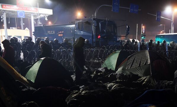 Los refugiados siguen intentando cruzar la frontera cuando hace mucho frío. Se ha sabido recientemente que los militares polacos, que intentan detenerlos, están utilizando gases lacrimógenos, cañones de agua y granadas de aturdimiento. En respuesta, desde el lado bielorruso les lanzan piedras y ramas. - Sputnik Mundo