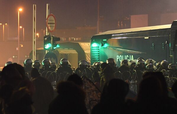 Después de que varios países europeos cerraran sus fronteras tras la crisis migratoria de 2015, Bielorrusia se convirtió en casi la única vía de entrada de los refugiados a la UE. Al principio, los guardias fronterizos dejaban pasar a los refugiados y los enviaban a instalaciones especiales, pero todo cambió cuando empezaron a llegar cientos y luego miles de personas a la frontera cada día. Polonia y Lituania dejaron de recibir a los migrantes y reforzaron la frontera con vallas de alambre de púas. - Sputnik Mundo