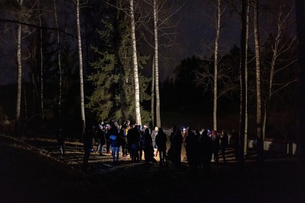 Muchos migrantes lograron cruzar la frontera. Hay informes sobre muertes en el lado polaco. La mayoría de los migrantes fallecidos han muerto de hipotermia o agotamiento. El cuerpo de un migrante  de 19 años de Siria fue recientemente sacado del río Bug, que es la frontera natural entre Bielorrusia y Polonia.En la foto: el funeral en el pueblo polaco de Bohiniki de un migrante sirio de 19 años que se ahogó en el río Bug. - Sputnik Mundo