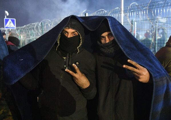 Polonia no permite que los periodistas, las organizaciones humanitarias y los funcionarios de la UE entren en la zona fronteriza, lo que dificulta la evaluación de la situación por expertos independientes. - Sputnik Mundo