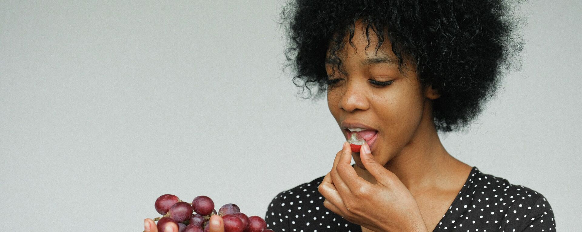 Una joven comiendo uvas - Sputnik Mundo, 1920, 16.11.2021