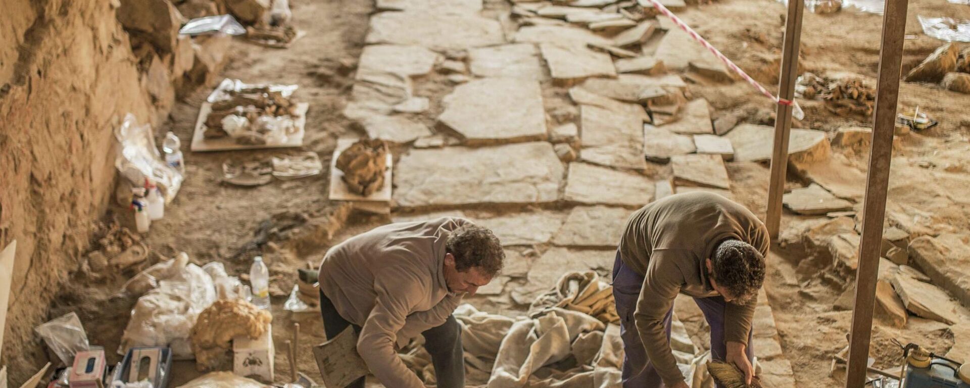 Escalera hacia la sala de los sacrificios Cortesía @ConstruyendoTarteso  - Sputnik Mundo, 1920, 16.11.2021
